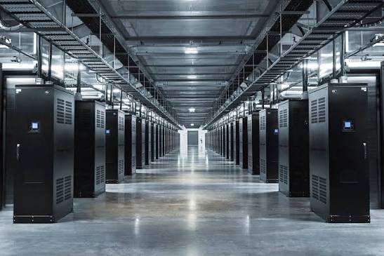 Datové centrum s řadami serverových racků
